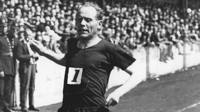 Finland's Paavo Nurmi's Middle Distance Nine Golds