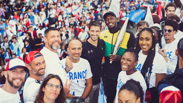Usain Bolt y Tony Estanguet presentan la antorcha olímpica y paralímpica a un año para los Juegos de París 2024
