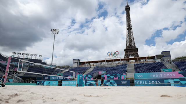 Du sable de compétition pour tapisser l'iconique Stade Tour Eiffel, arène du volleyball de plage