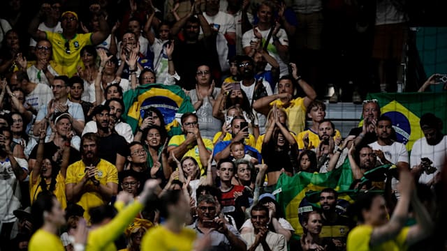 Tamires carrega adversária nos braços após lesão no handebol