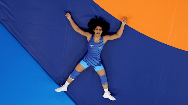 Vinesh Phogat of India stuns Susaki Yui in huge upset to reach wrestling quarter-finals | Paris 2024 highlights