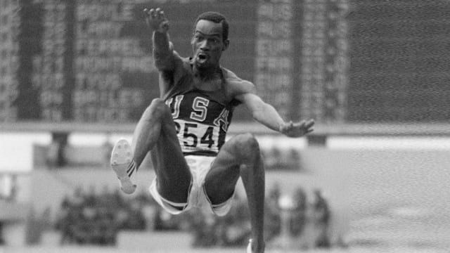 Beamon vuela para lograr el récord de salto largo en México 1968