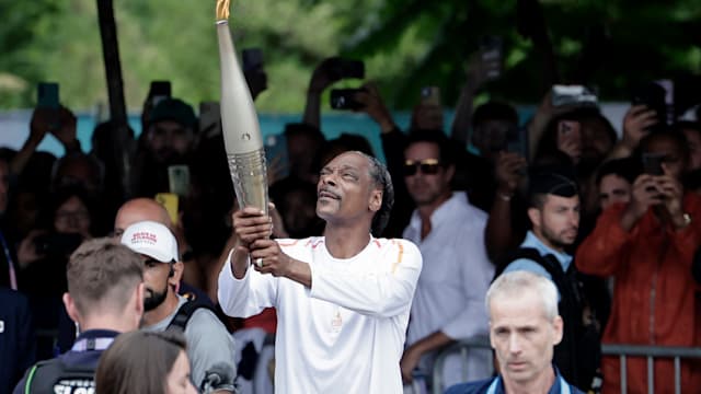 Snoop Dogg, porteur de la flamme olympique à Saint-Denis