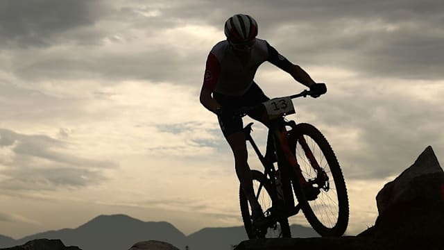 Uomo Di Sport Del Mountain Bike Che Guida La Bicicletta Di MTB Ciclista  Dell'atleta Di Forma Fisica Di Ciclismo Sulla Traccia Di Immagine Stock -  Immagine di uomo, casco: 155084921