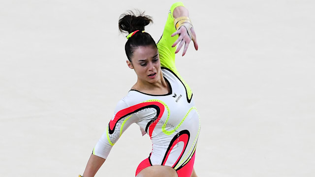 A・レイズマン、「赤いけしの花」と「カリンカ」で華麗に演技