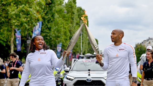 Les réactions de Thierry Henry et Romane Dicko, porteurs de la flamme à Paris le 14 juillet