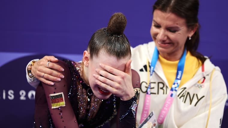 Gold medalist Darja Varfolomeev of Team Germany celebrates with her coach Yuliya Raskina 