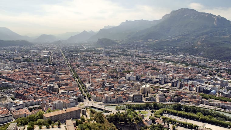 A bird’s eye view over the streets of Grenoble. The staging of the 1968 Olympic Winter Games stimulated the development of the Isère department’s road, rail and air transport systems.