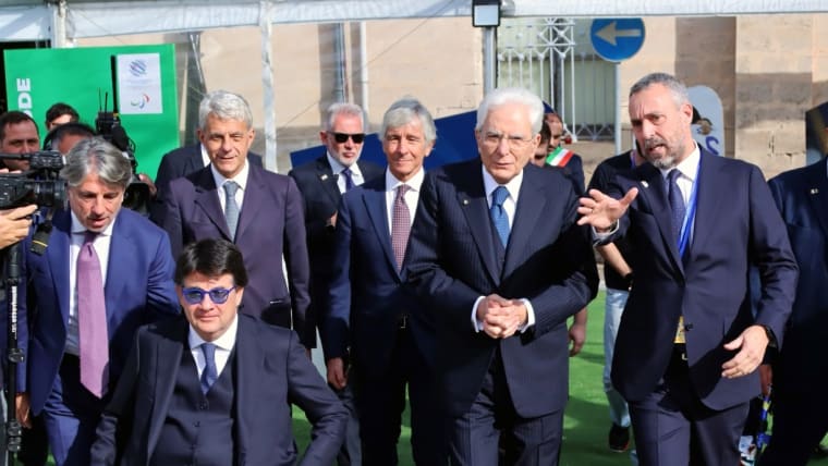 Foto di Mattarella, accompagnato da Andrea Abodi, Luca Pancalli, e Andrea Varnier