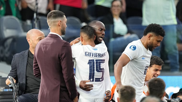 Cecilio Waterman du Panama célèbre son but avec Thierry Henry