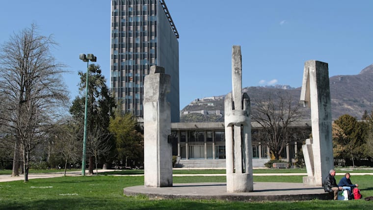 Le parc Paul Mistral abrite une partie des 150 sculptures commandées pour le Symposium de sculpture organisé à l'été 1967 ; 7 avr. 2015.