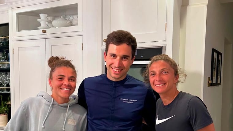 Leonardo Cannavale with Jasmine Paolini and Sara Errani 