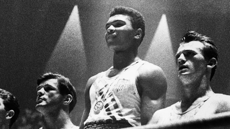 Muhammad Ali recibe la medalla de oro perdida