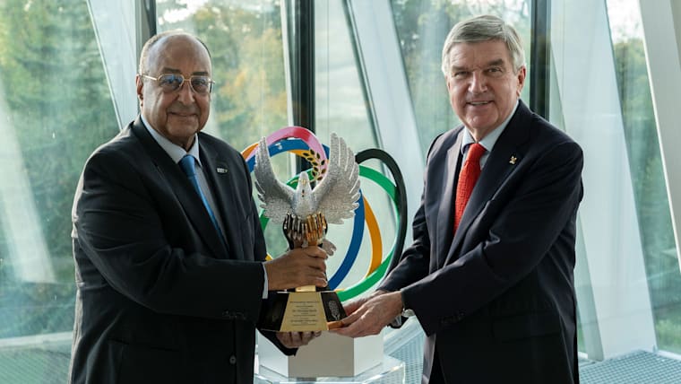 President Bach receives Peace and Friendship Award from the International Hockey Federation 
