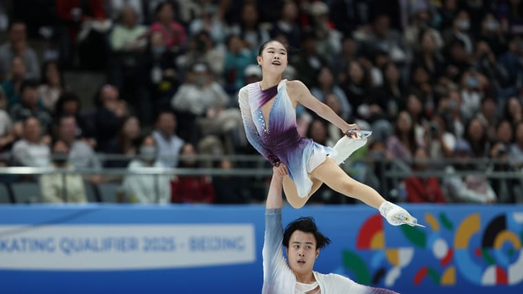 Zhang Jiaxuan/Huang Yihang topped the rankings and secured the People's Republic of China a pairs quota at Milano Cortina 2026 following their skate in Beijing.