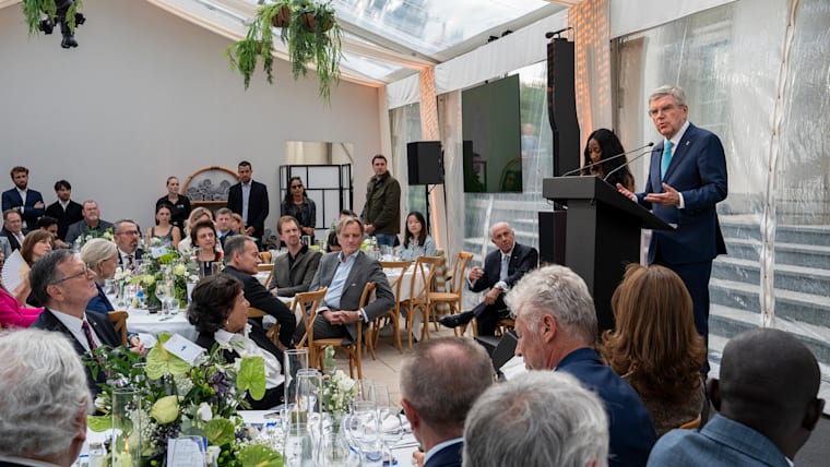 Le président du CIO au siège de la Fédération Internationale de Volleyball pour le lancement d'une nouvelle fondation