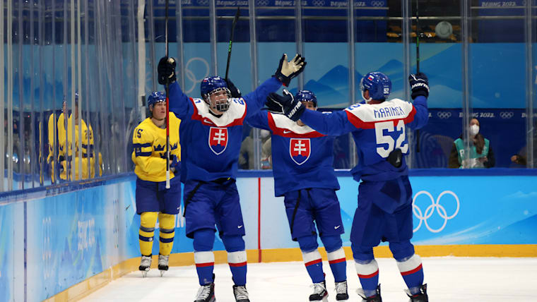 Juraj Slafkovsky célèbre son second but lors de la petite finale face à la Suède