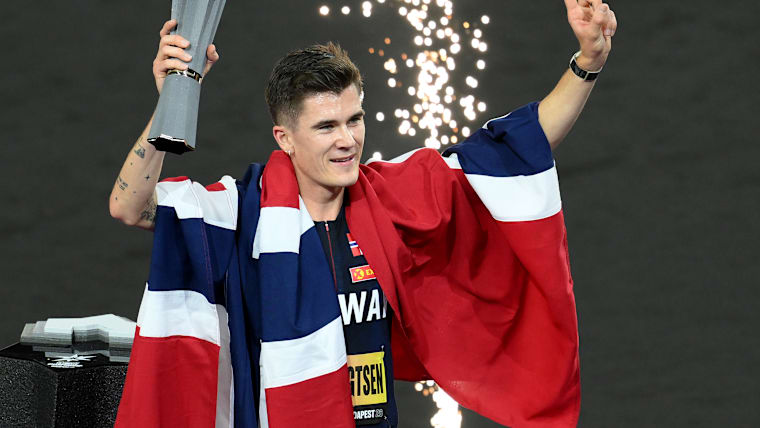 Jakob Ingebrigtsen (NOR) celebrates with the World Athletics Ultimate Championship trophy 