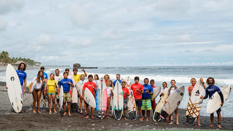 Bains glacés, travail sur le mental et analyse vidéo, entre autres activités d'un camp de surf : le programme « a fait de moi une nouvelle personne »