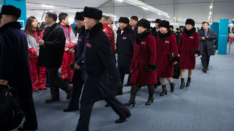 Les athlètes de la République populaire démocratique de Corée arrivent au village olympique de PyeongChang 2018 