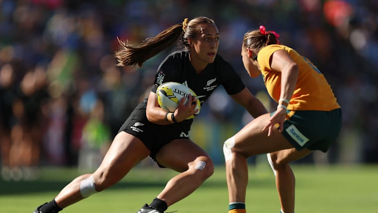 Kelsey Teneti (L) of New Zealand