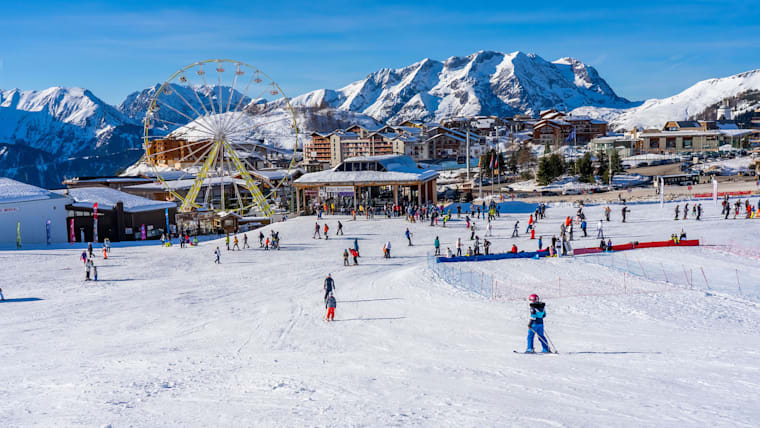 Station de ski de l'Alpe d'Huez dans les Alpes françaises ; 1ᵉʳ janv. 2022. Grand domaine aujourd'hui très populaire pour le ski alpin, l'Alpe d'Huez a accueilli les épreuves de bobsleigh des Jeux Olympiques d'hiver de 1968.