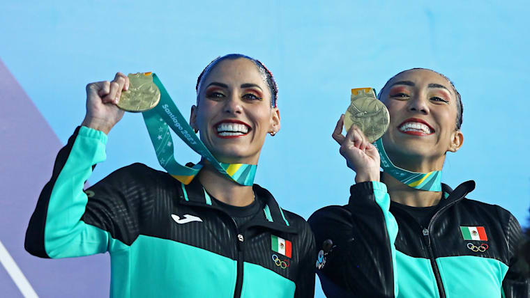 Medalla de oro, Nuria Diosdado y Joana Jimenez de Mexico, celebram su triunfo en natacion artistica dueto rutina libre, durante los Juegos Panamericanos Santiago 2023 en el Centro Acuático del Estadio Nacional, e