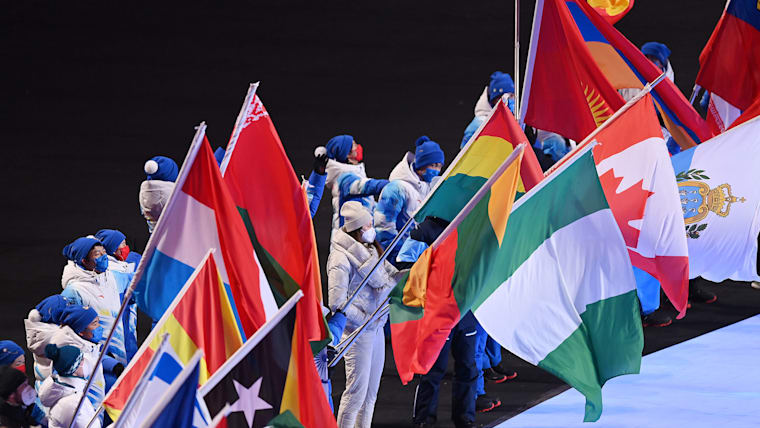 Les porte-drapeaux de la cérémonie de clôture de Beijing 2022