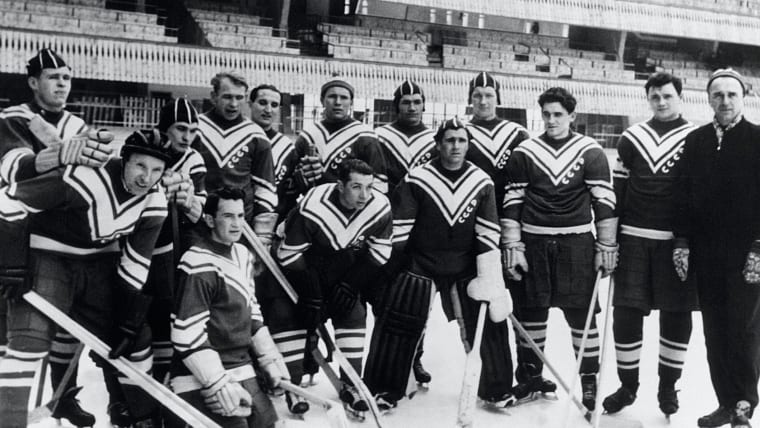 L’ère de la domination soviétique en hockey sur glace débute à Cortina