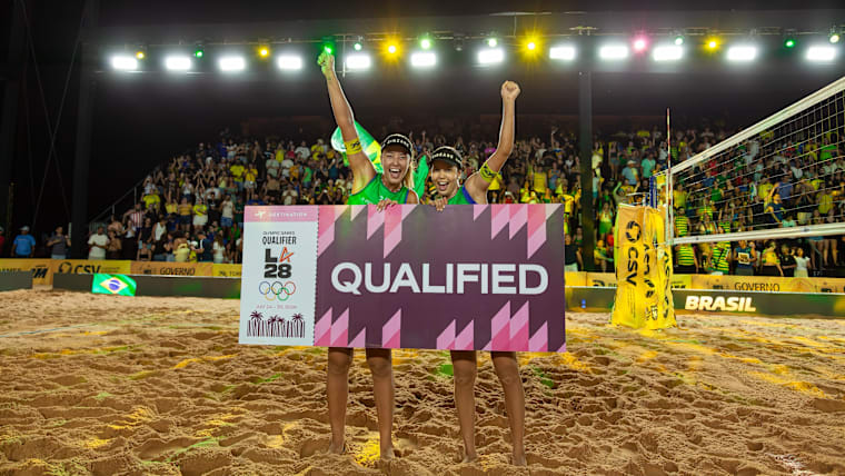 Brazilians Thamela (L) and Vic (R) after winning the South American Beach Volleyball Olympic Qualifiers 2026 and securing a spot for Brazil in the women's competition in LA28.