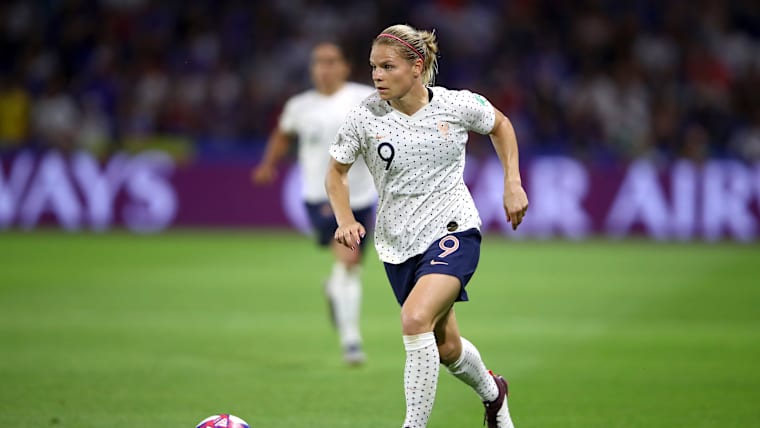 Eugenie Le Sommer, de Francia, corre con el balón en partido del Mundial Femenino Francia 2019