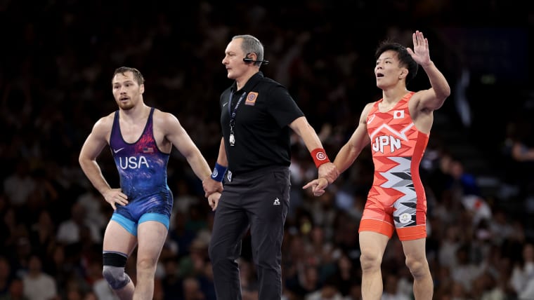 Rei Higuchi of Team Japan (red) and Spencer Richard Lee of Team United States (blue)