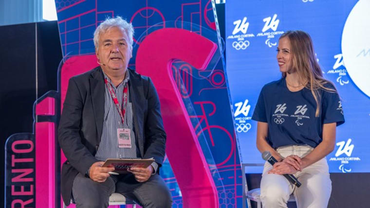 Foto di Carolina Kostner seduta a fianco al presentatore del Festival dello Sport
