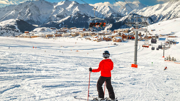 Des skieurs sur les pistes de la station de ski de l'Alpe d'Huez dans les Alpes françaises.