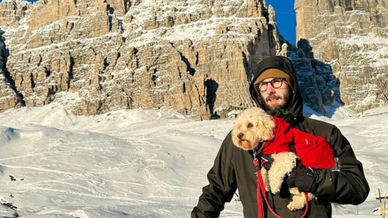 Foto di Chico e Francesco Taverna mentre passeggiano in mezzo alle montagne innevate