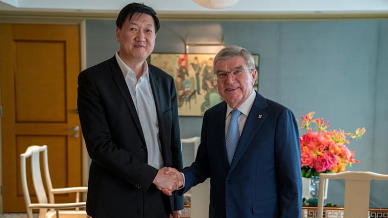 IOC President welcomed to China by COC President