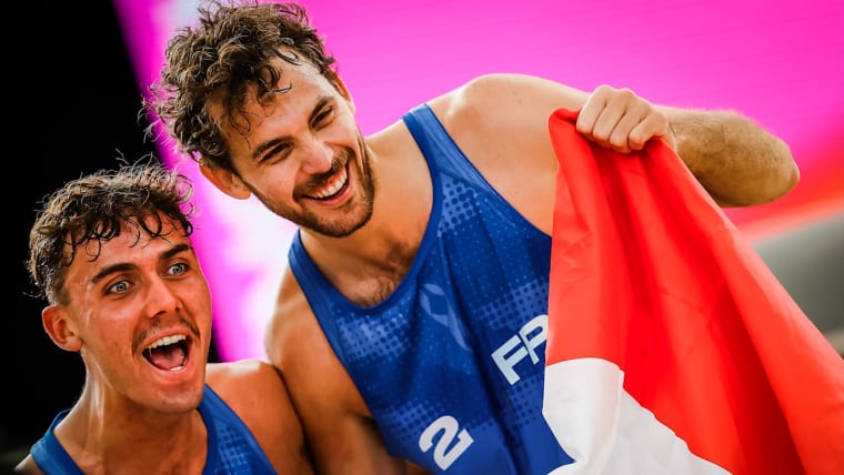 Téo Rotar et Arnaud Gauthier-Rat après s'être qualifié en demi-finales des Championnats du monde Beach Volley 2025