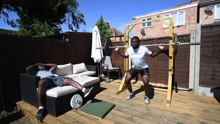Shanwayne Stephens (à droite) et Nimroy Turgott de l’équipe de Jamaïque de bobsleigh s’entraînent le 2 juin 2020 à Peterborough, en Angleterre. (Photo par Shaun Botterill/Getty Images)