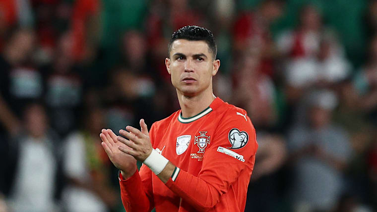 Cristiano Ronaldo of Portugal applauds the fans after the draw in the FIFA World Cup 2026 qualifier match between Portugal and Hungary at Estadio Jose Alvalade on October 14, 2025 in Lisbon, Portugal.