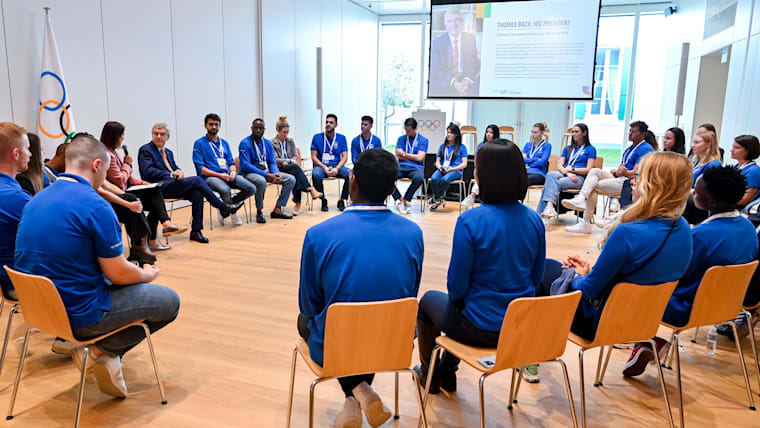 "Suivez votre passion" – Le président du CIO encourage les jeunes leaders du CIO lors du Sommet de la jeunesse du CIO