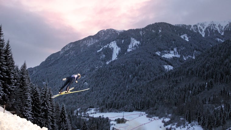 Atleta di ski jumping mentre è in volo