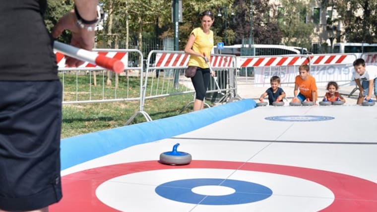 Bambini che giocano all'aperto a curling