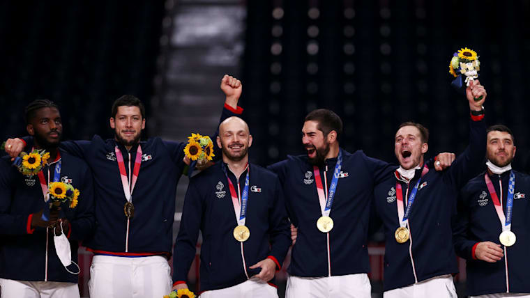Les champions olympiques français s’apprêtent à monter sur le podium pour la cérémonie de remise des médailles du handball masculin lors du quinzième jour des Jeux Olympiques de Tokyo 2020 au Yoyogi National Stadium le 7 août 2021 à Tokyo, au Japon (Photo par Dean Mouhtaropoulos/Getty Images)
