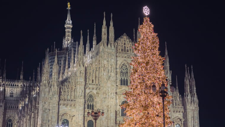 Foto del Duomo di Milano e dell'albero di natale acceso