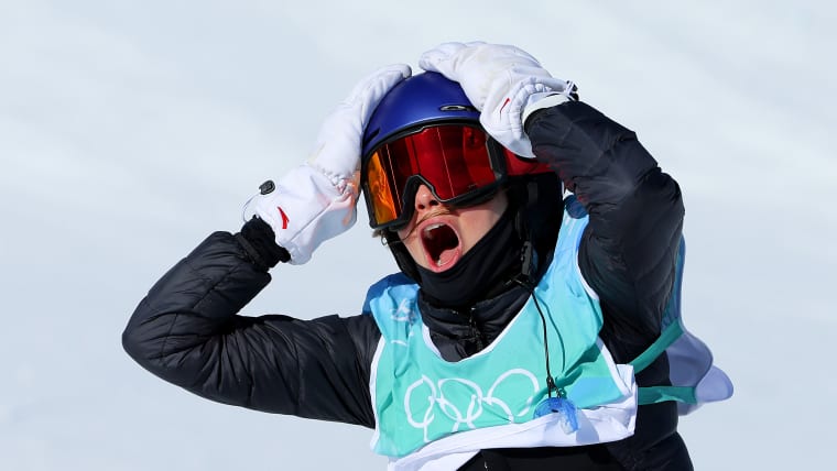 Atleta con le mani sulla testa mentre urla