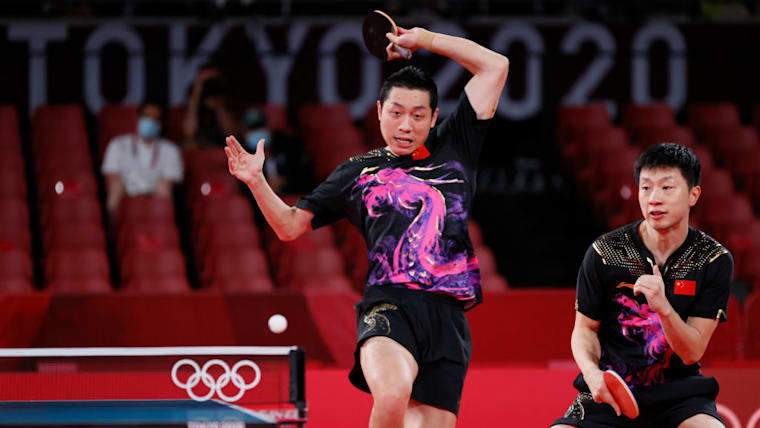 6 AOÛT: Les Chinois Xu Xin (au centre) et Ma Long (à droite) en action lors de la finale du tennis de table par équipe masculine lors du quatorzième jour des Jeux Olympiques de Tokyo 2020 au Tokyo Metropolitan Gymnasium le 6 août 2021 à Tokyo, au Japon. (Photo par Steph Chambers/Getty Images)