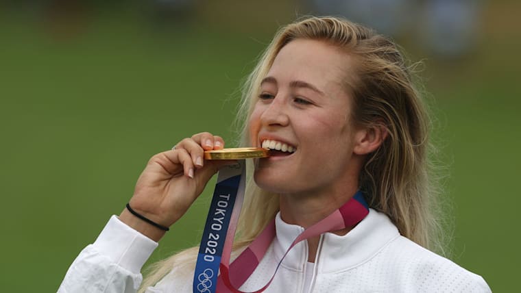 L’Américaine Nelly Korda célèbre sa médaille d’or lors de la cérémonie de remise des médailles après le dernier tour du strokeplay individuel féminin lors du quinzième jour des Jeux Olympiques de Tokyo 2020 au Kasumigaseki Country Club le 7 août 2021, à Kawagoe, Saitama, au Japon. (Photo par Mike Ehrmann/Getty Images)