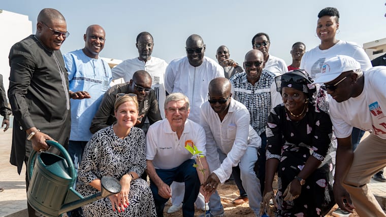 Forêt olympique – Un arbre est planté, à titre symbolique, par le président du CIO, Thomas Bach, au Sénégal 