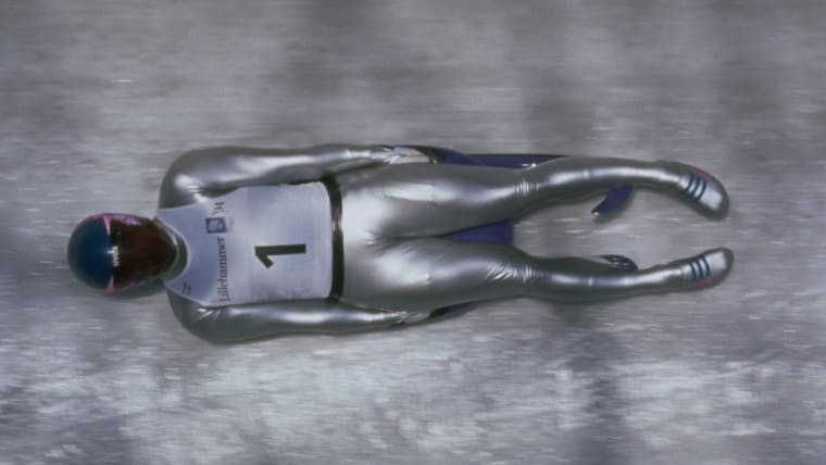 Georg Hackl gagne une compétition passionnante et double la mise en luge