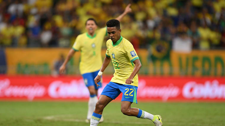 Estêvão Willian in action for the Brazil men's national football team.